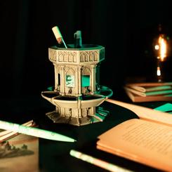 Descubre el mágico portalápices con set de escritura de Harry Potter, inspirado en los icónicos grifos de la entrada a la Cámara de los Secretos. Este diseño único no solo es un homenaje a la legendaria saga de Hogwarts